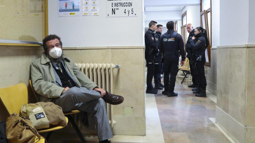 Francisco Javier Iglesias, padre de Pablo Iglesias, este miércoles en los pasillos del juzgado de Zamora.