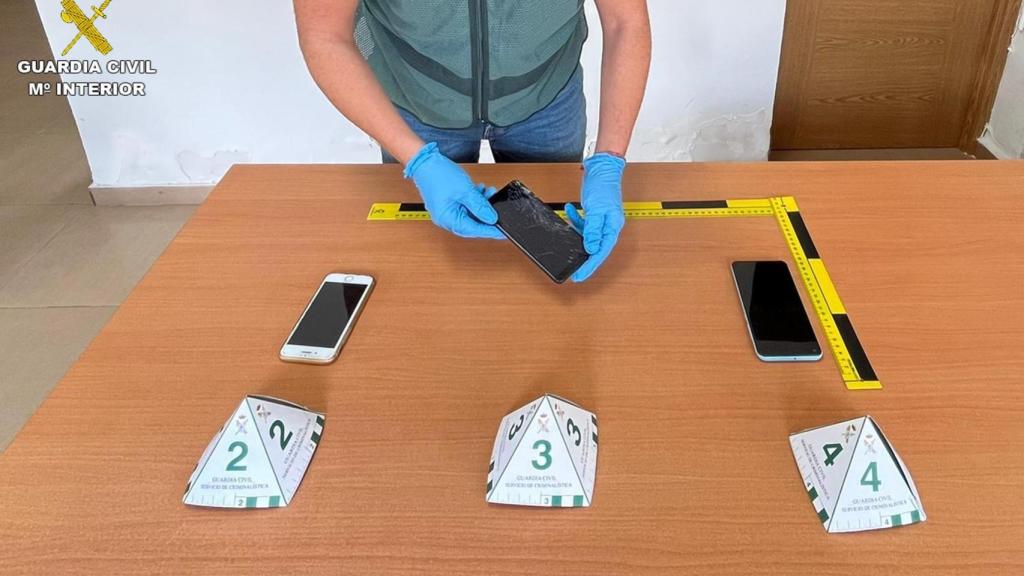 Objetos requisados en la investigación de la Guardia Civil.