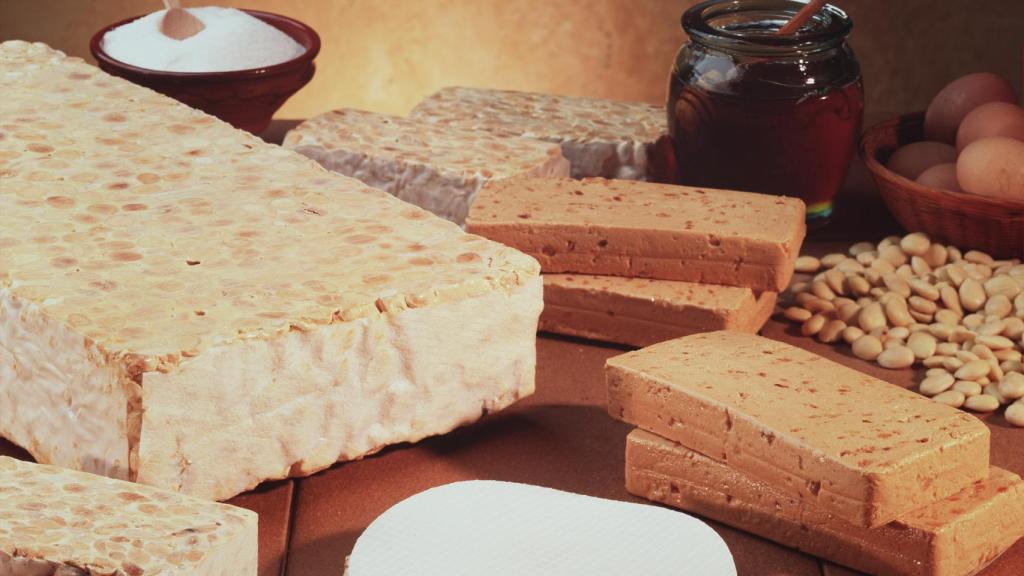 La venta del turrón de Xixona es una de las señales con que se adelanta la Navidad.