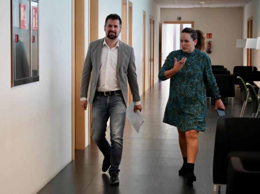 El dirigente socialista, Luis Tudanca, a su llegada a la rueda de prensa de este miércoles en las Cortes.