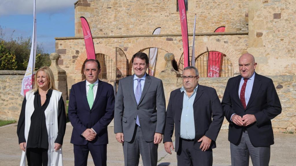 Mañueco en Villaciervos (Soria) durante el Anuncio de las obras de las cúpulas de la energía