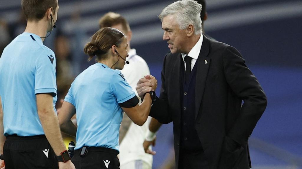 Ancelotti saluda a la colegiada Frappart.
