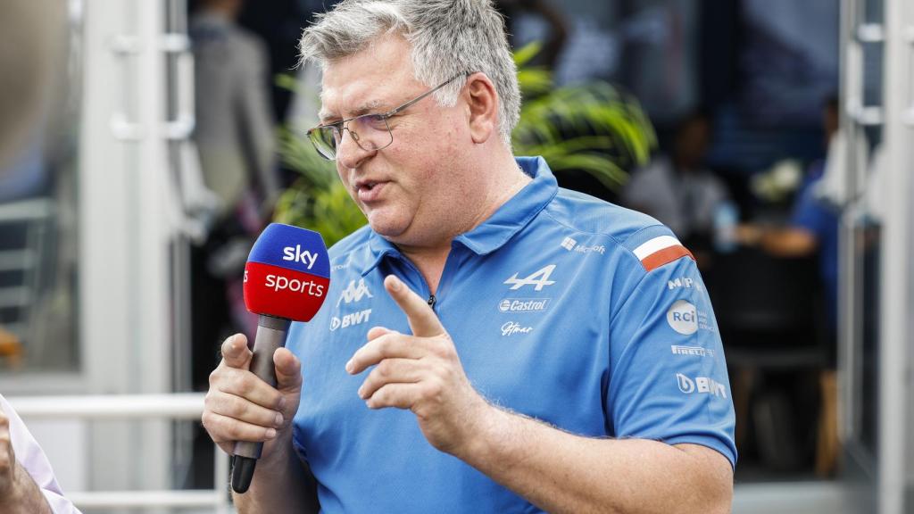 Otmar Szafnauer habla con los medios de comunicación