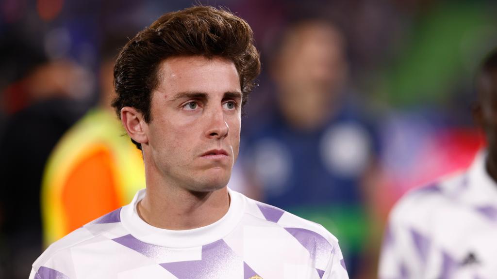 Álvaro Odriozola calienta antes de un partido con el Real Madrid