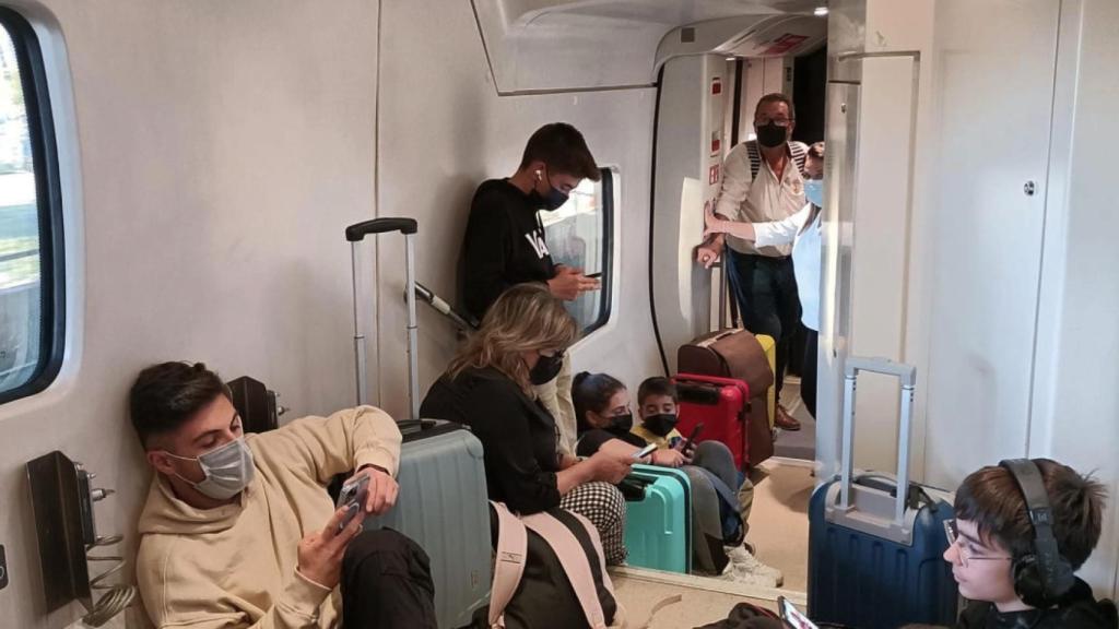 Pasajeros sentados en el suelo tras la incidencia del tren de Extremadura.