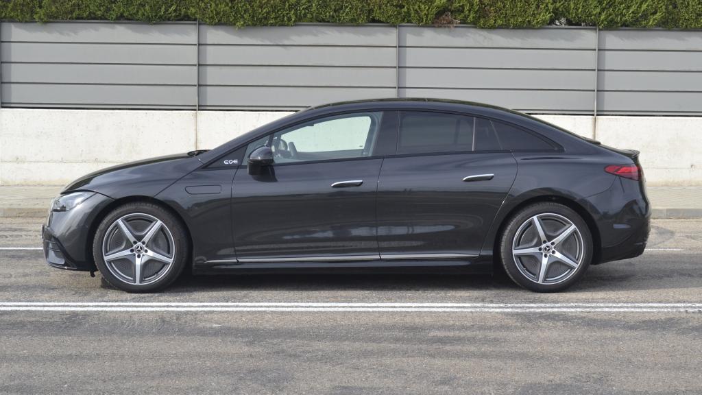 El Mercedes EQE mide 4,94 metros de largo.
