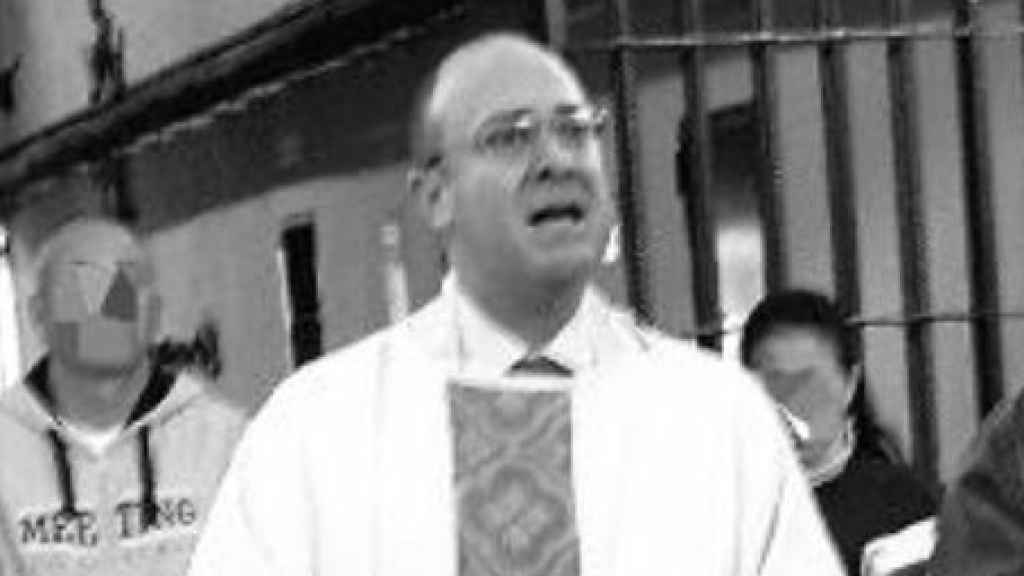 El padre Javier, con un grupo de reclusos, en la cárcel.