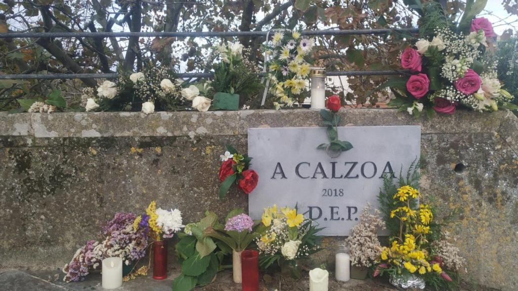 Lápida en la playa de A Calzoa, en Vigo.