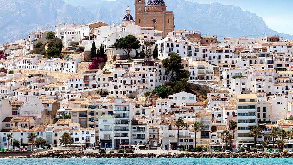 La iglesia de Altea vista desde el mar.