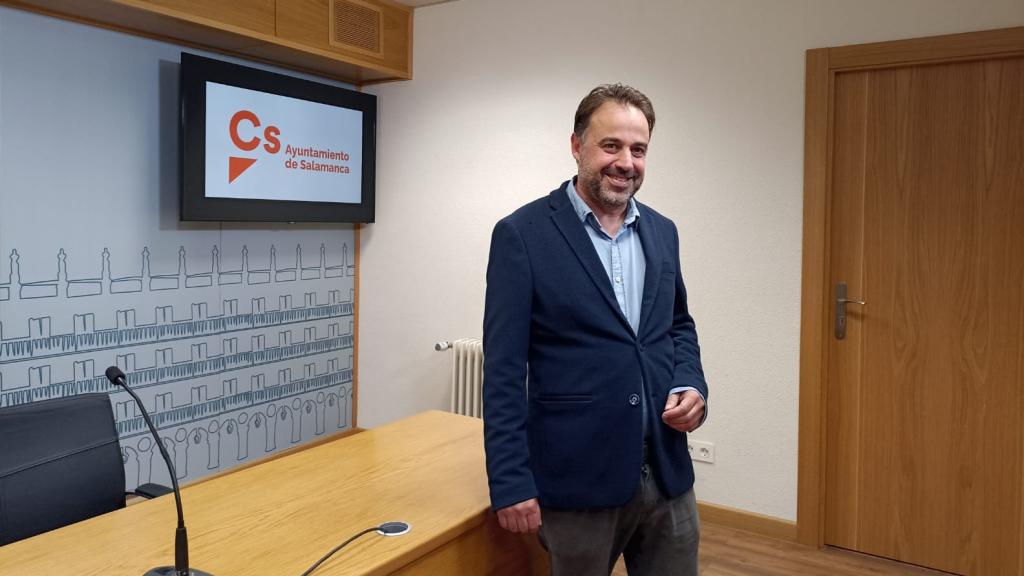 El concejal de Turismo, Fernando Castaño, de Cs, presenta la moción