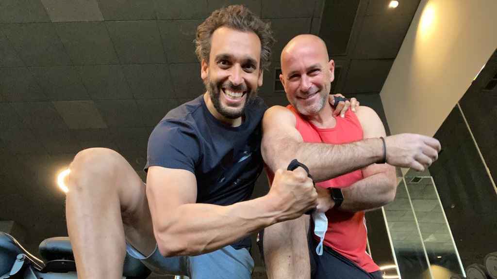 Spiriman y su amigo Javier, que ahora maneja sus centros contra el cáncer.