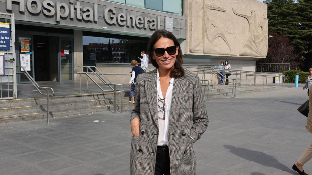 La modelo a las puertas del hospital donde ha sido intervenida.