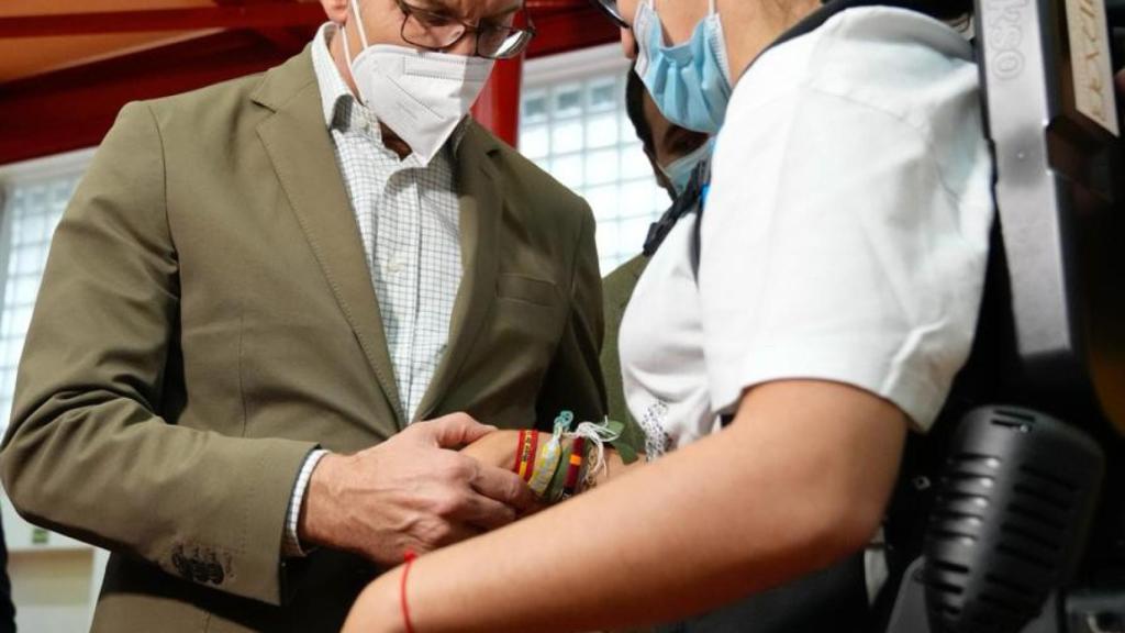 Núñez Feijóo durante su visita al centro de NIPACE.