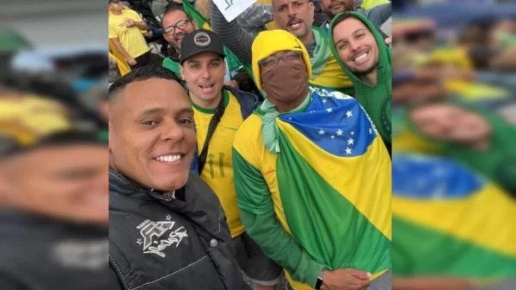 Robinho, disfrazado en la manifestación.