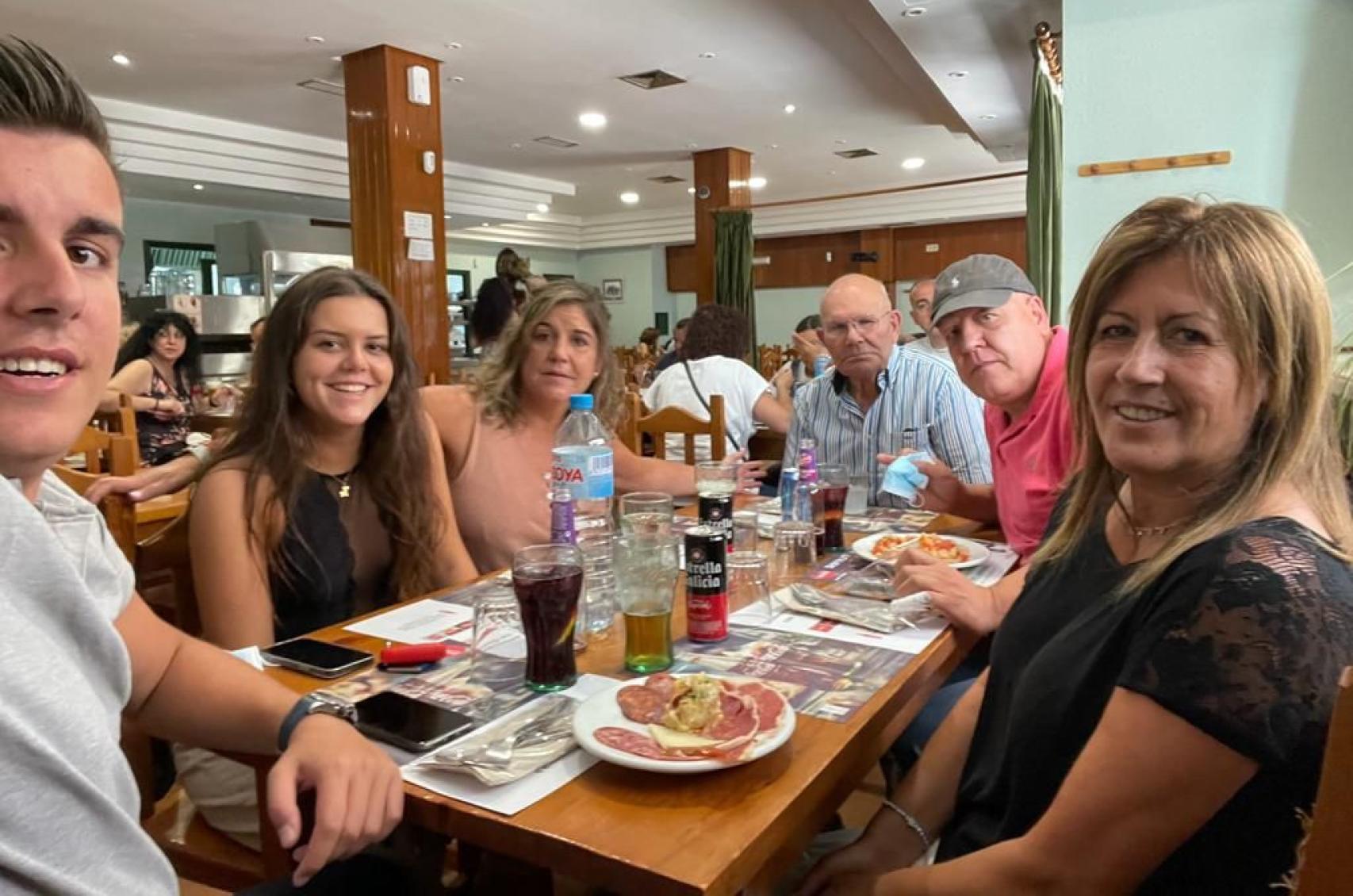 Adrián (izq), con su familia y su abuelo Lorenzo al fondo