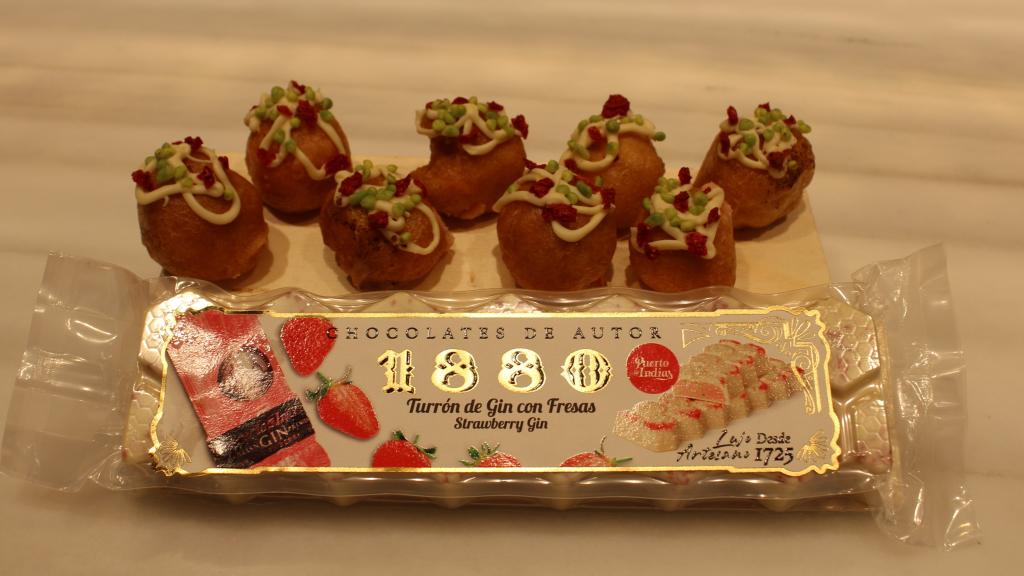 El turrón de Gin con Fresas, acompañado de los buñuelos basados en el dulce de 1880.