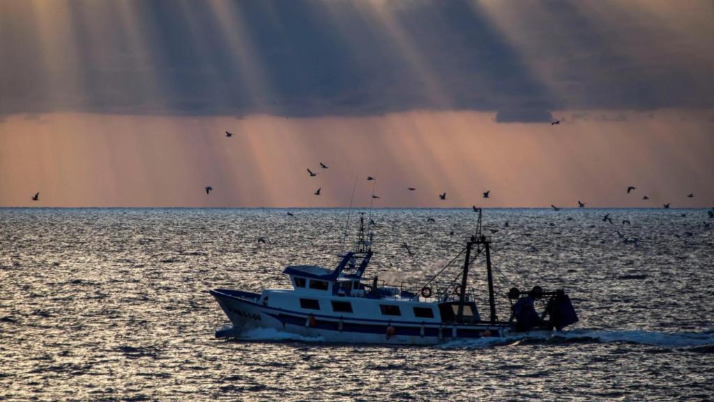Imagen de archivo de un barco pesquero en el mar Mediterráneo.