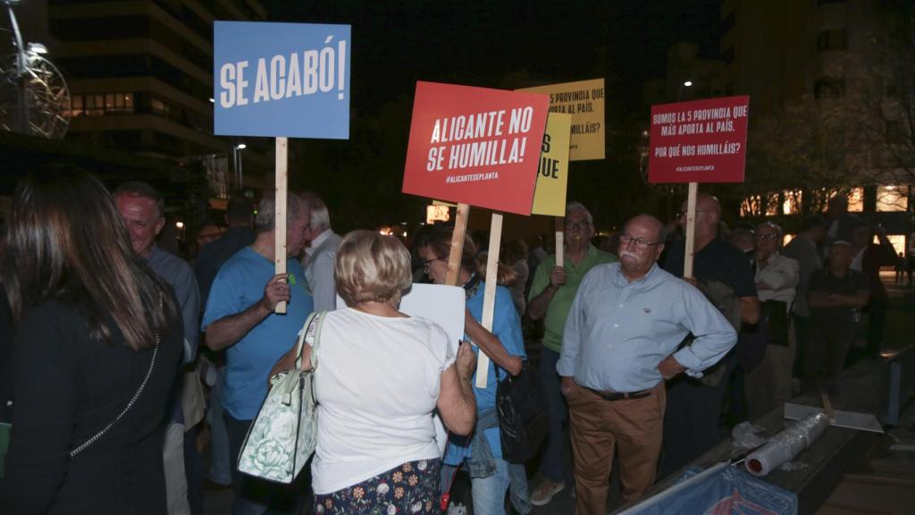Personas protestando en la concentración.