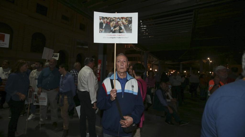 Un hombre protestando por la falta de inversiones.