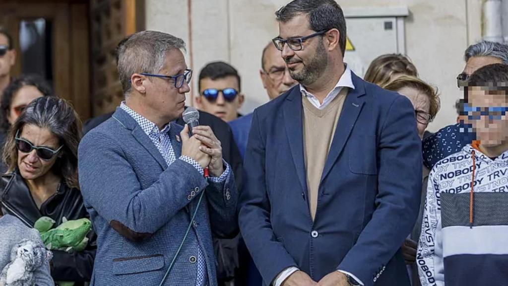 Eugenio García, padre de Olivia, durante el sepelio de la menor en Torrecaballeros (Segovia).