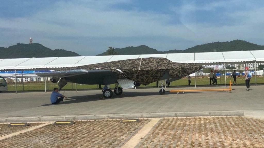 Previsible loyal wingman chino.