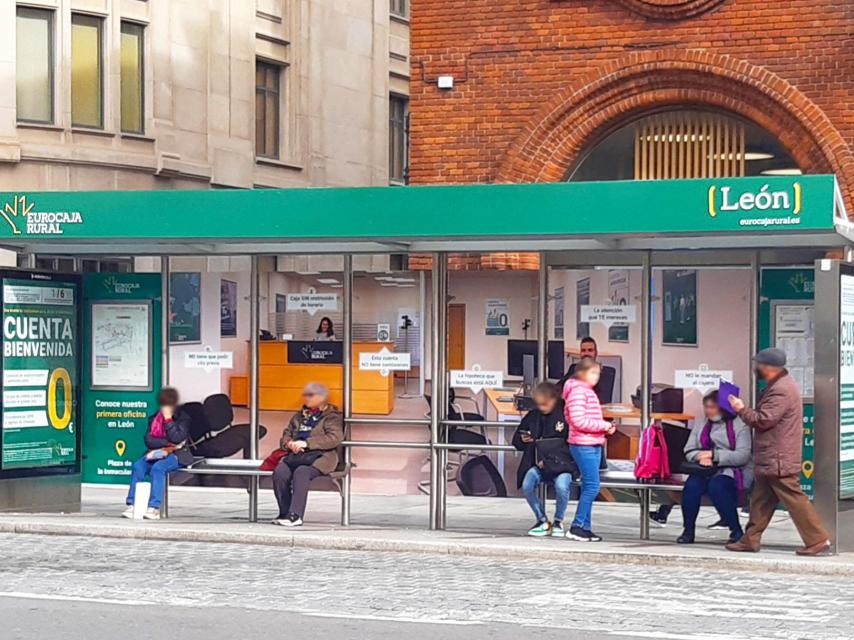 Imagen de la parada de autobús de León con la proyección de Eurocaja Rural.