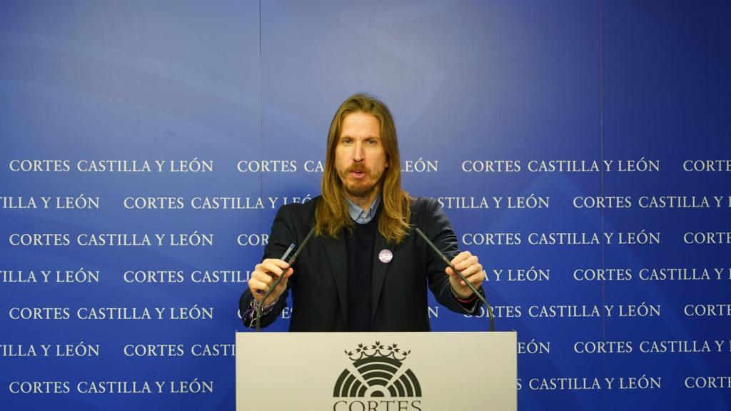 El procurador de Unidas Podemos, Pablo Fernández, en rueda de prensa.
