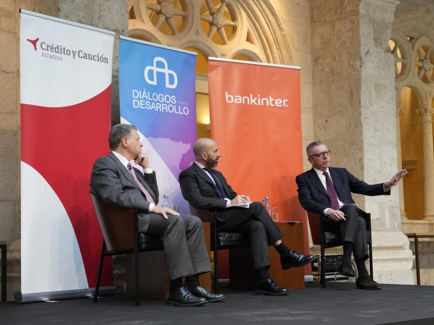 Los exministros Alberto Ruiz-Gallardón y Jordi Sevilla, durante su participación en el encuentro Diálogos para el Desarrollo, en Burgos, este jueves.