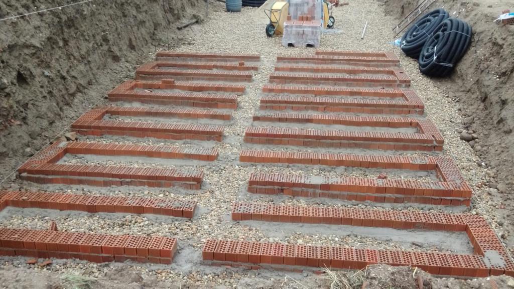 Construcción de las nuevas sepulturas en el cementerio