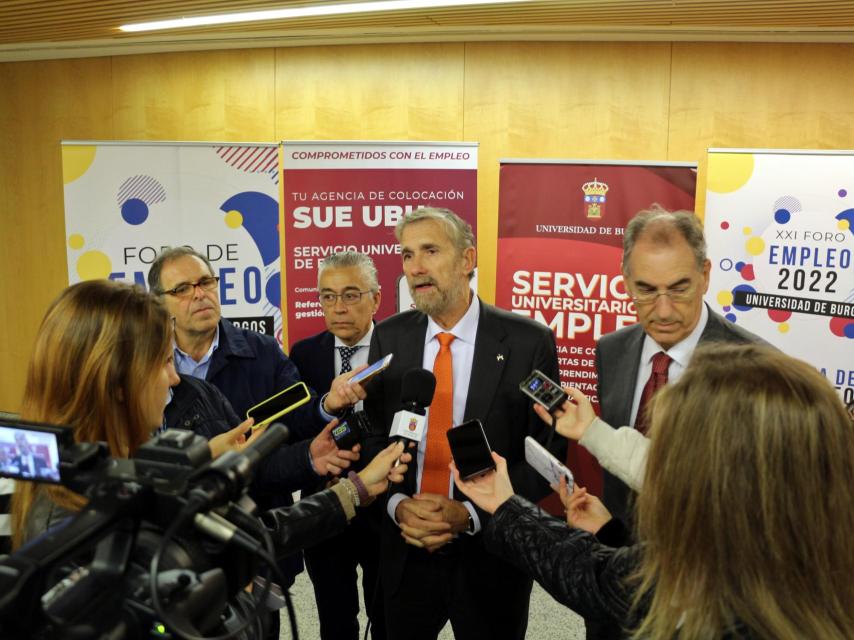 El rector de la UBU, Manuel Pérez Mateos, atiende a los medios tras el Foro de Empelo de este jueves.