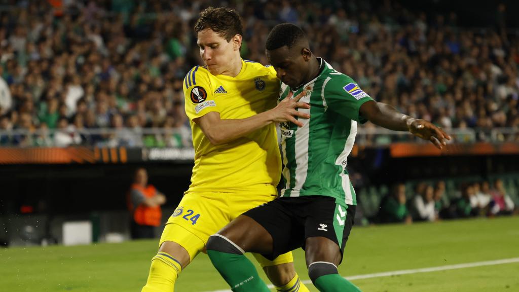Luiz Henrique pelea por un balón.