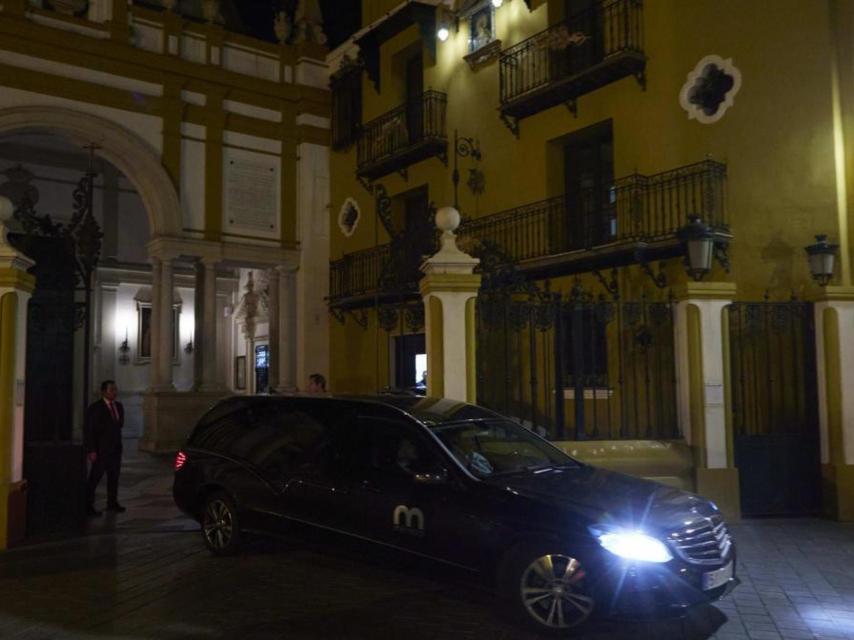 Salida de un coche fúnebre de la hermandad de la Macarena tras el inicio de la exhumación de Queipo de Llano.