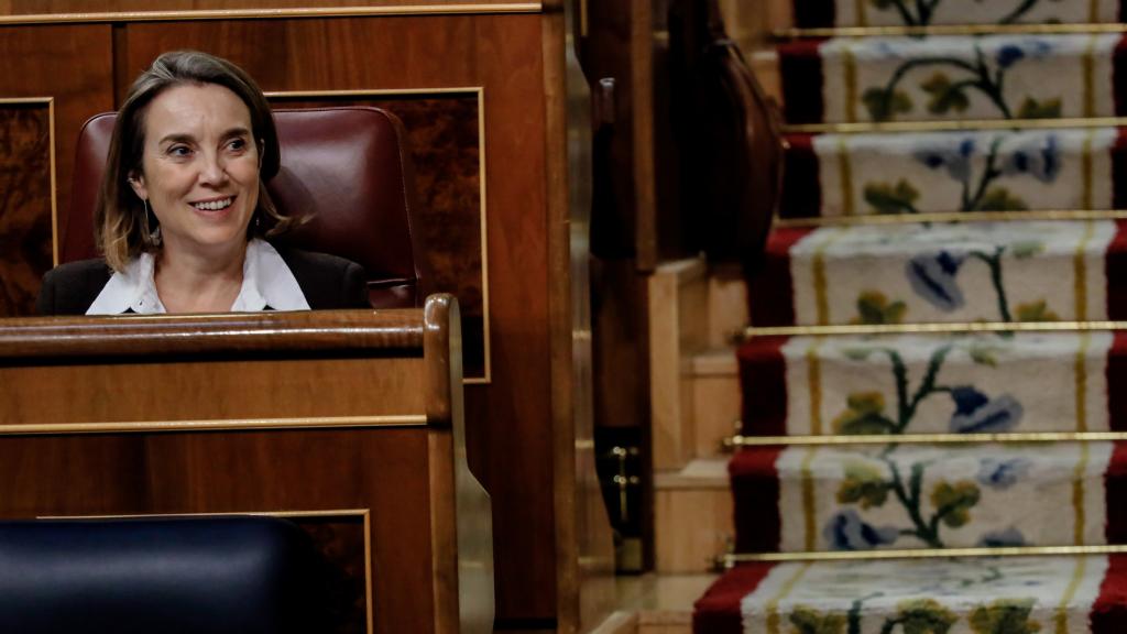 La número dos del PP y portavoz en el Congreso, Cuca Gamarra, este jueves en su escaño en el hemiciclo.