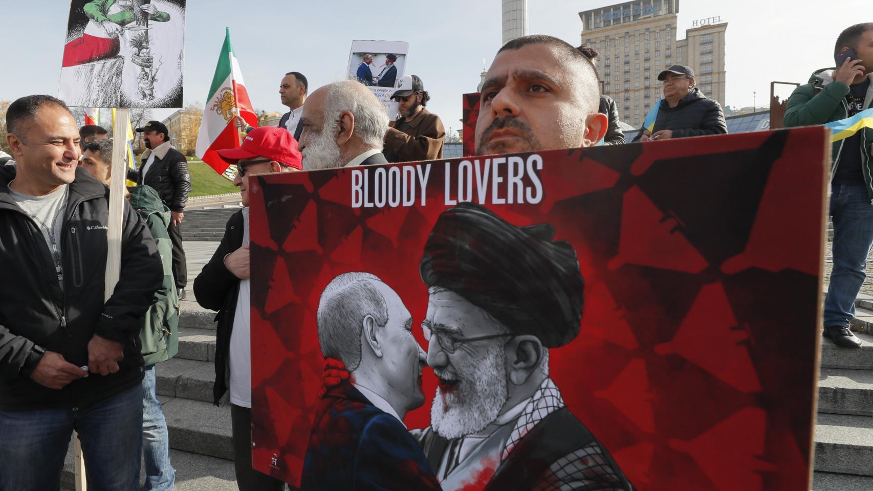 Miembros de la diáspora iraní en una protesta por los drones suministrados a Rusia.