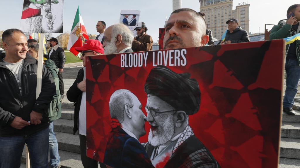 Miembros de la diáspora iraní en una protesta por los drones suministrados a Rusia.