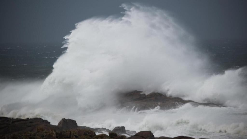 Fuerte oleaje en la zona de Santa Maria de Oia hasta Cabo Silleiro, a 20 de octubre de 2022, en Pontevedra, Galicia, (España).