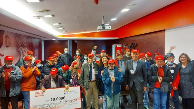 Coca-cola entrega el cheque a Aspronaga.