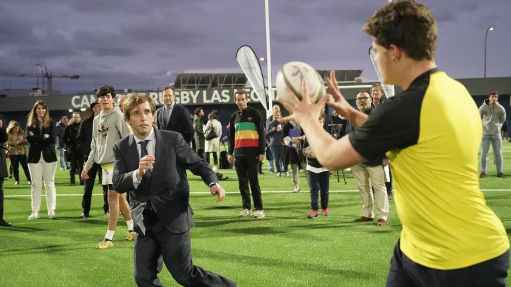Almeida, durante la inauguración del campo en el Ensanche de Vallecas.