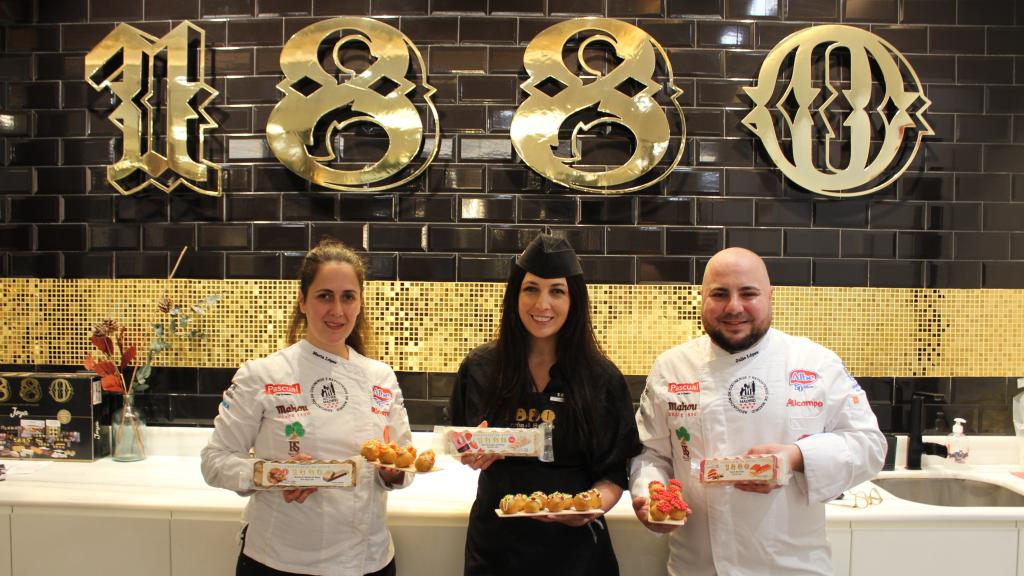 Los hermanos y reposteros Marta y Julio López, flanqueando a Lorena Tuesta, 'area manager' de 1880 España.