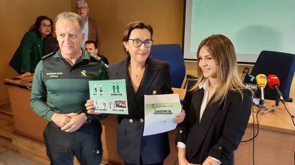 La Guardia Civil de Pontevedra presenta los pictogramas para la comunicación durante el servicio con personas afectadas por el trastorno espectro autista.