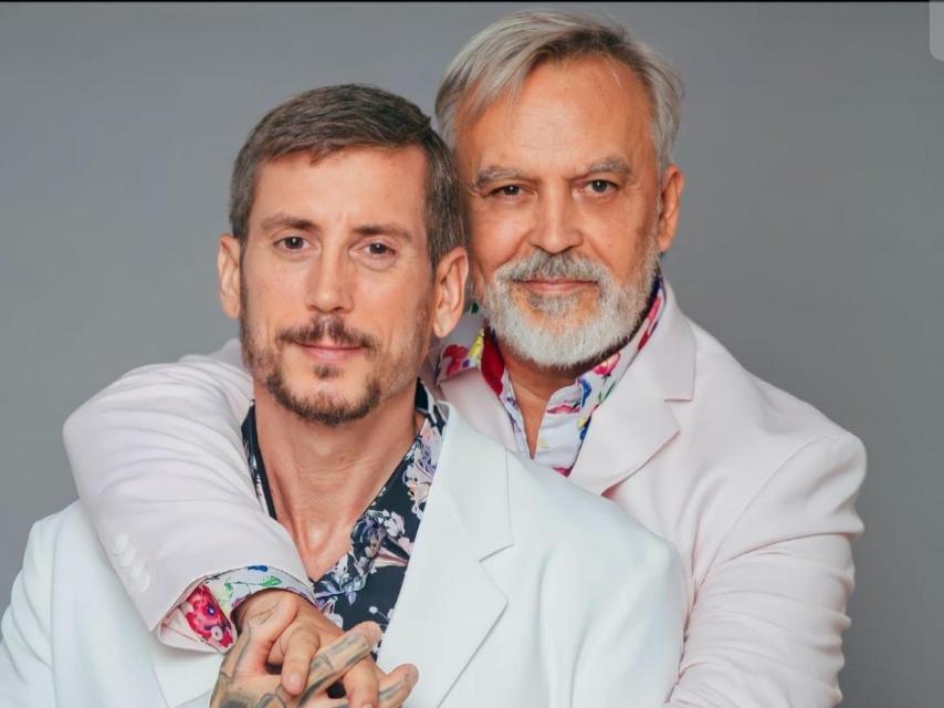 Enrique y Rubén posando ante la cámara en una fotografía inédita cedida a EL ESPAÑOL.