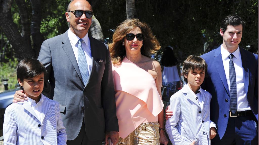 Ana Rosa Quintana junto a sus tres hijos y su marido en una comunión en Sotogrande en 2015.