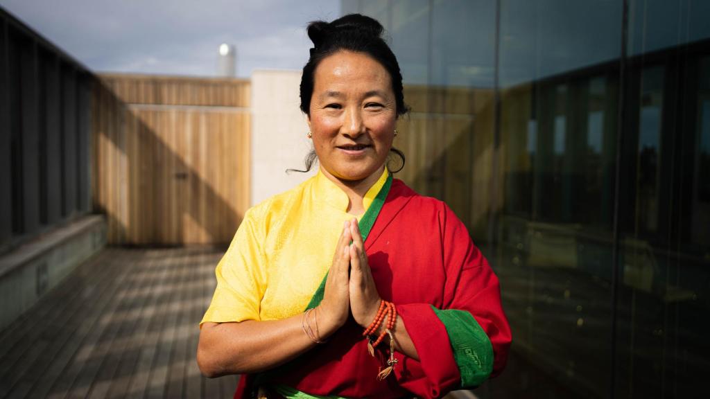 Khadro-la junta las manos en señal de bendición durante la entrevista con EL ESPAÑOL