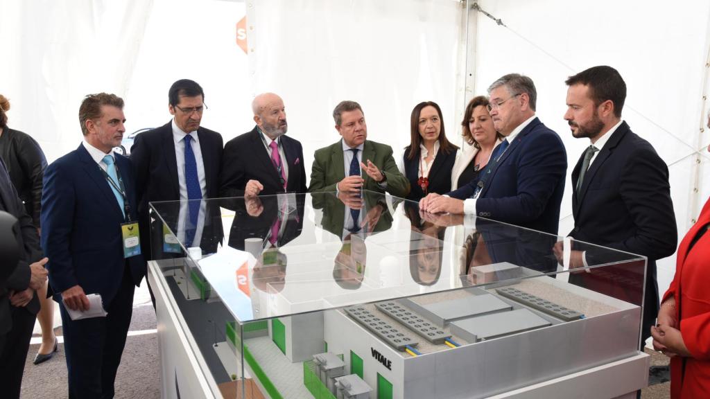 Autoridades y responsables de la empresa junto a una maqueta de la planta.