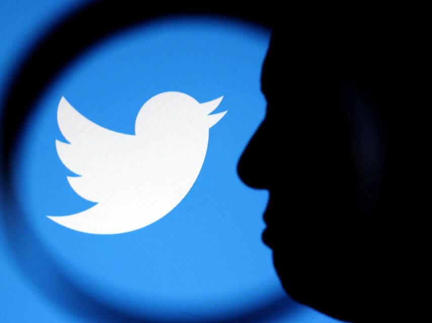 Ilustración de Elon Musk con el logotipo de Twitter de fondo.