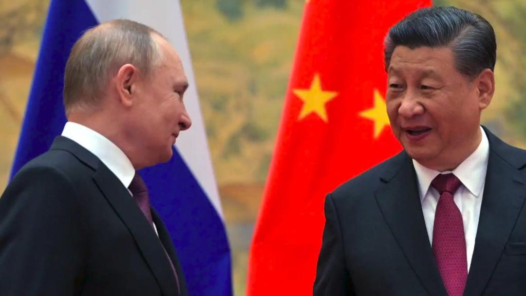 Vladímir Putin (i) y Xi Jinping (d) durante un encuentro bilateral