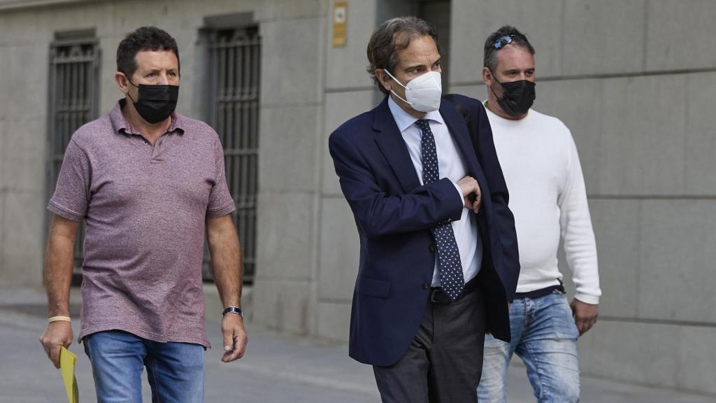 El patrón del 'Villa de Pitanxo', Juan Padín (i), y su sobrino, Eduardo Rial (d).