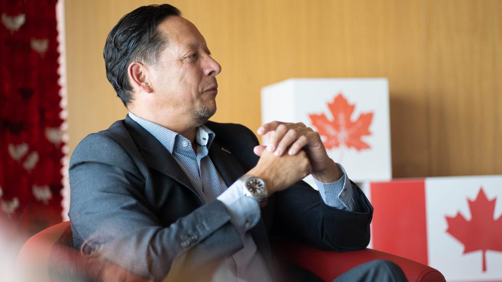 John R. Sylliboy durante la entrevista.