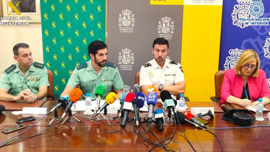 El coronel de la Guardia Civil José Hernández, el teniente Javier Balsalobre, el inspector Pedro Puigcerver y la subdelegada del gobierno Araceli Poblador.