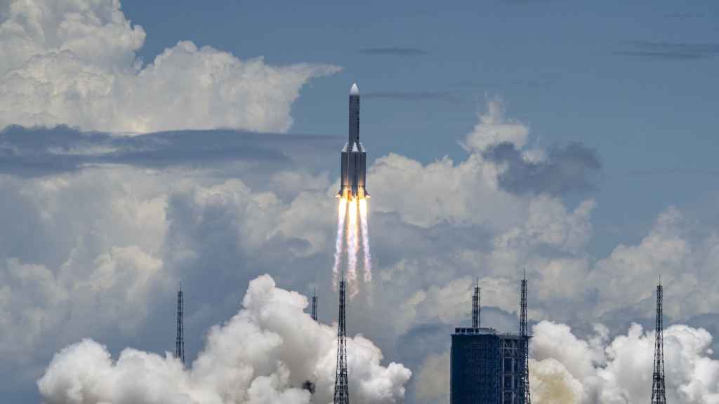 Cohete chino llevando el satélite Tianwen 1